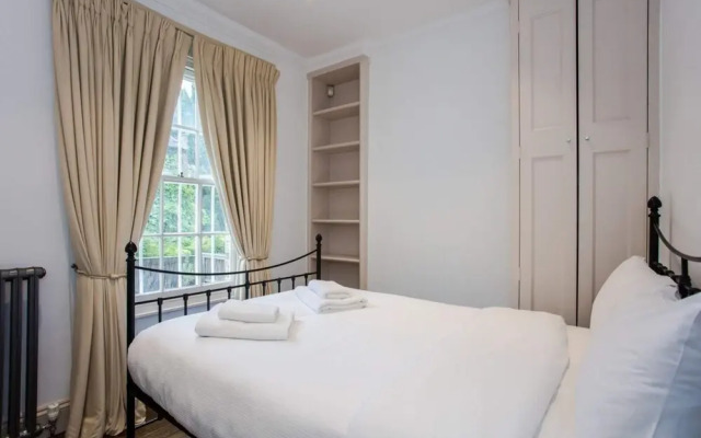 Characterful Townhouse w Patio in Arty Hampstead