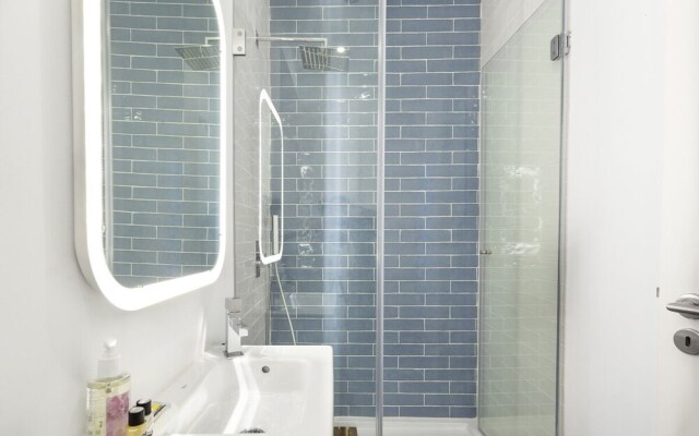 ALTIDO Chic 1BR Apt w/balcony close by Graça Viewpoint & tram stops