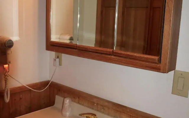 Sara Placid Inn & Suites