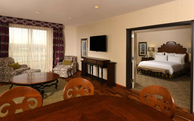 Woolley's Classic Suites Denver Airport