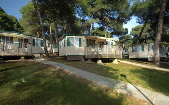 Carefully Furnished Chalet With A Terrace 10 Km. From Pula