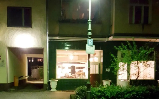 Studio City West