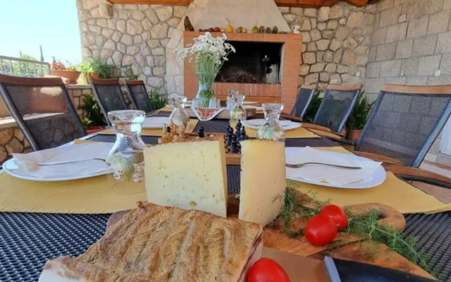 Authentic Villa With Private Pool,hot Tub,covered Terraces,panoramic View, Wi-fi