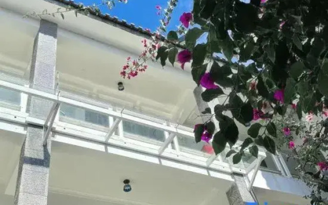 dali deep blue courtyard hoyel