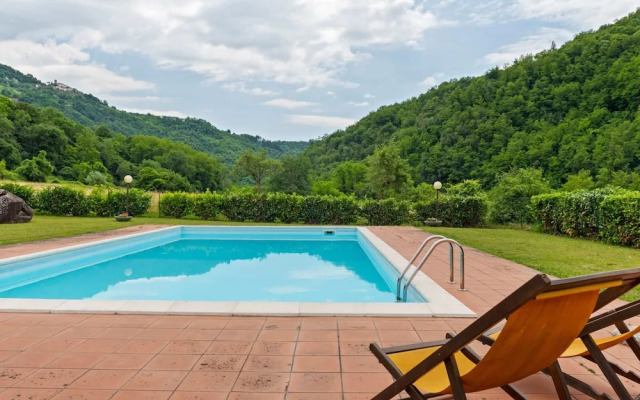 Apartment in Fosciandora With Pool
