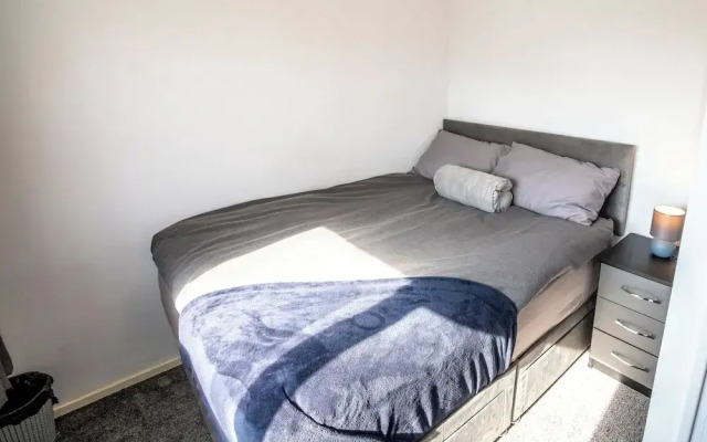 3 Bed Home - Sleeps 8 - Stoke City fc - Parking