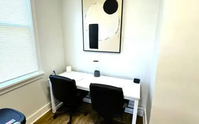 Modern Cozy Unit With King Bed