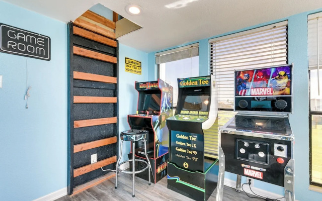 Walk to Beach: Family-friendly Galveston Home!