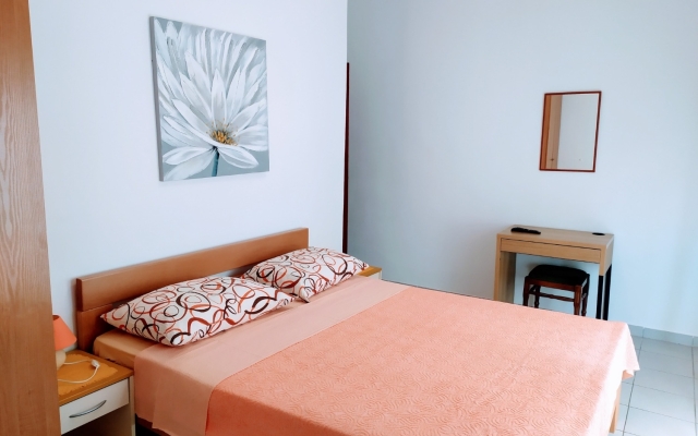 Room Aleksandra - 10 m from sea: R7 Bibinje, Zadar riviera