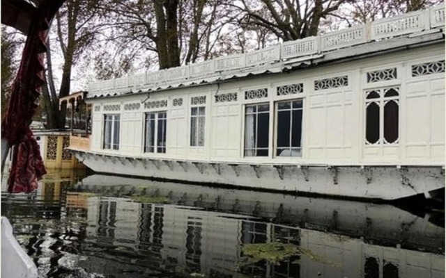 TIH Butt's Clermont Houseboats