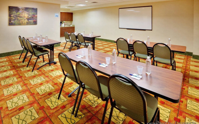 Holiday Inn Express & Suites Bradley Airport by IHG