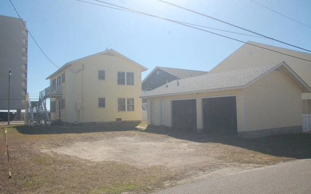 2035-2 Ellington, Upstairs