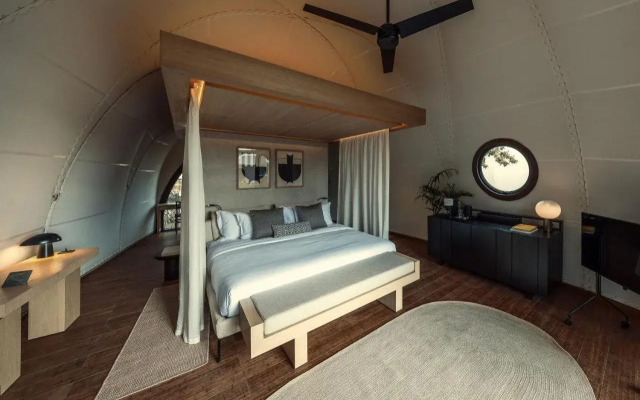 91 Athens Riviera, The Resort