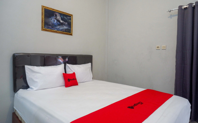RedDoorz near Patung Kuda Solo Baru