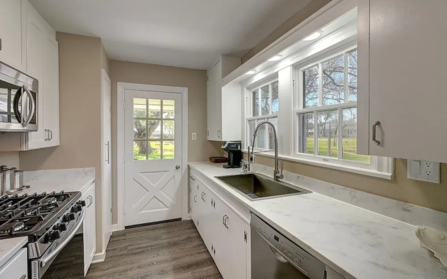 Rockport Blue Crab Bungalow Close to City Attractions by Redawning
