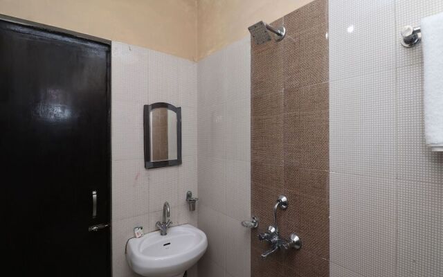 OYO 28173 Hotel Reeva