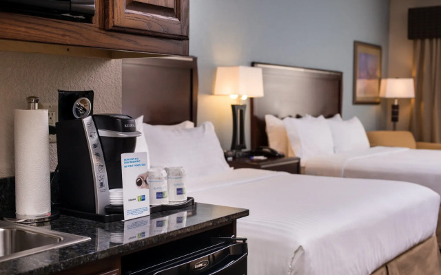 Holiday Inn Express Hotel & Suites Pittsburg by IHG