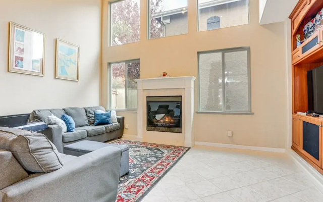 Modern California Escape Near Kayaking & Downtown!