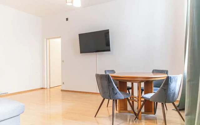 Basic 2BR Apt Near Westbahnhof