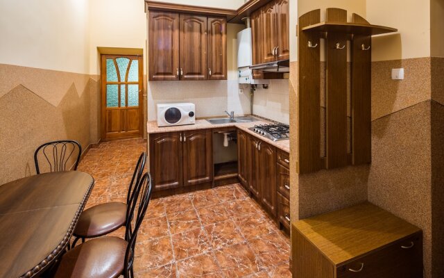 Three rooms in the center on Kulisha