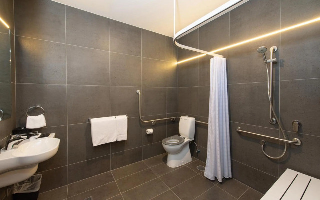 Rydges Pit Lane Hotel