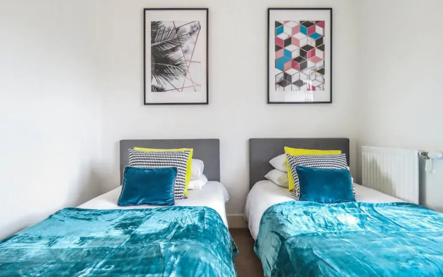 Tudors eSuites Park Central Townhouse Garden and Parking