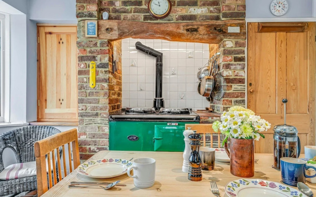Charming Beach Getaway - Spacious 4BR Sunny Garden