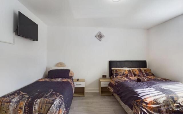 Stunning 4-bed House Fully Refurbished Modern