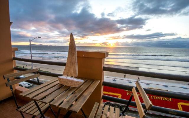 True BEACHFRONT cozy - 1 Bedroom Apt