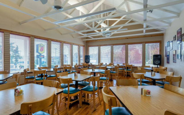 Super 8 by Wyndham Branson / Shepherd of the Hills Exwy