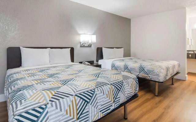 Motel 6 Addison, TX - Dallas