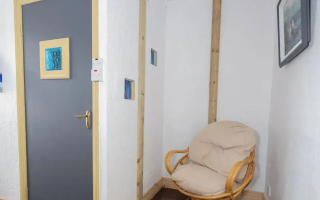 Quirky Apt - Sleeps 6 - Coastal Area - Parking