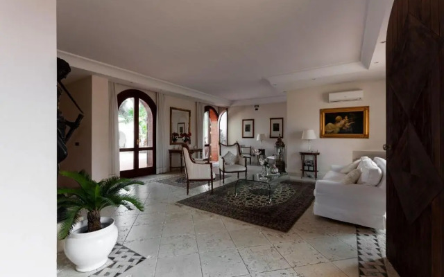 Villa piscina, campo calcetto, tennis, sauna m850