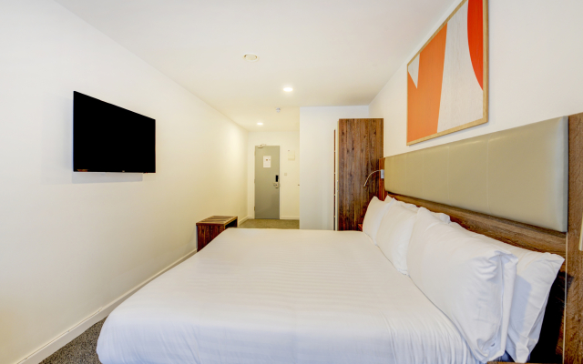 OYO Plymouth Central Hotel