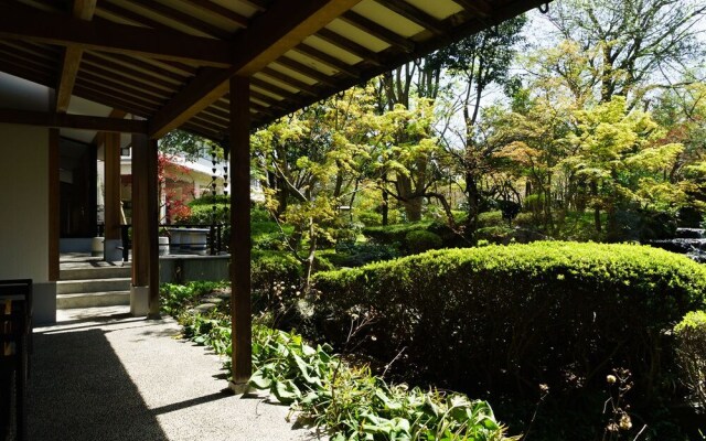 Hotel Hoho "A hotel overlooking the Echigo Plain and the Yahiko mountain range"