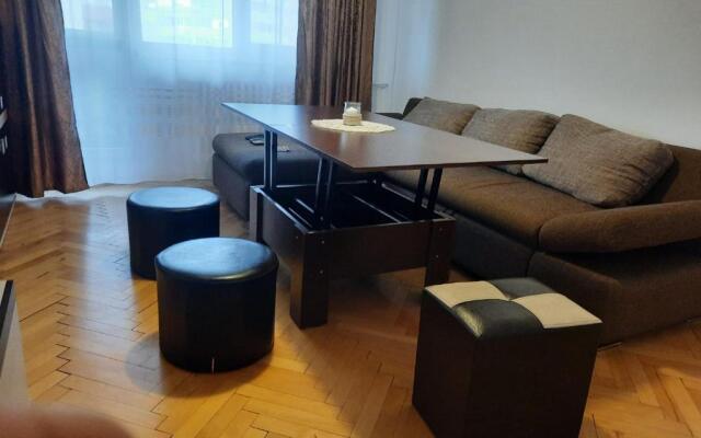 Apartament 3 camere semidecomandat