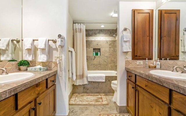 4 Bedroom Antlers Vacation Rental With Incredible Slopeside Views and Just a Short Walk to Gondola and Lionshead Village