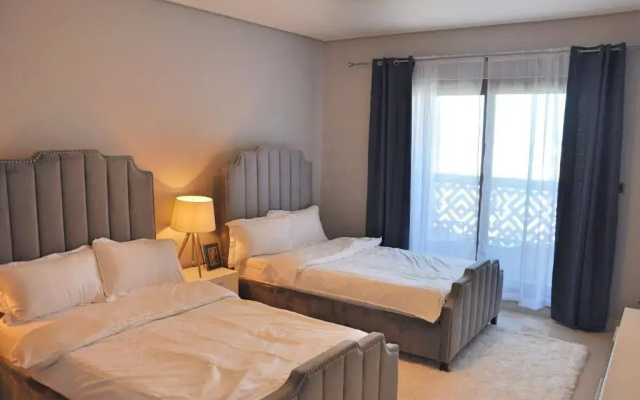 Spacious 4 bd and 2 bd apartments with amazing Sea view