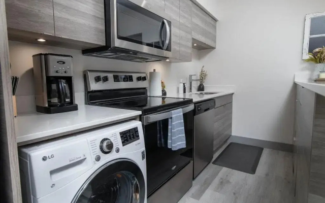 Top Floor on Okanagan Lake with AC & Heated Pool