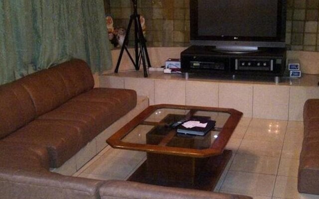 OYO 90475 Mirda Gratia Hotel
