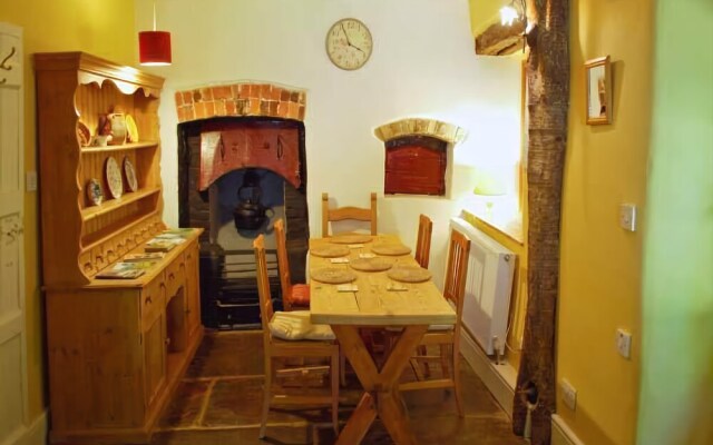 Cwm Bedw Farmhouse