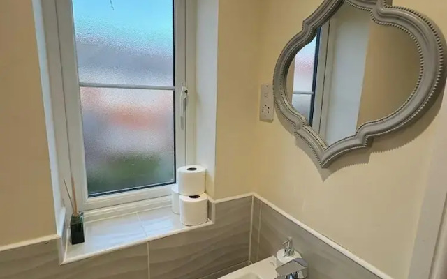 Spacious 3-bed House - Sleeps 8, Garden & Parking