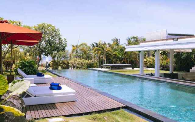 Fabulous Beachfront Villa, 5 BR, Canggu w/ Staff