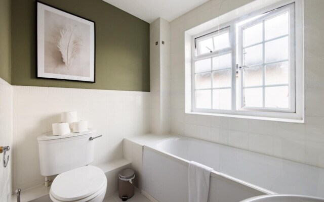 The Wycombe House - Inviting 5bdr House With Garden