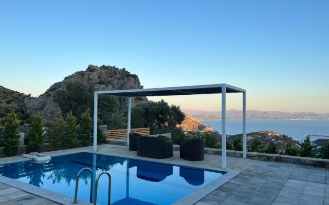 Evgoro Luxury Suites