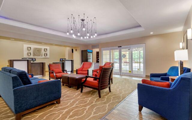 Comfort Inn and Suites Near Six Flags and Medical Center