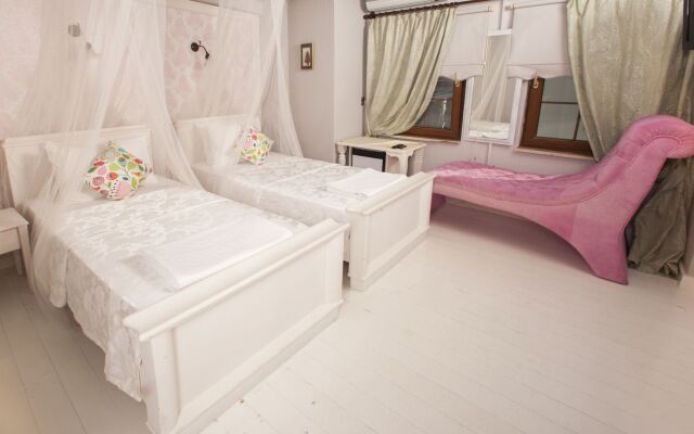 Iola Hotel