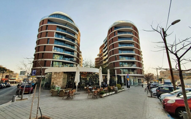 Design Apt Parking Included 2BDR TL30