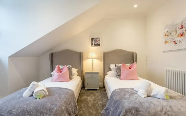 Luxury 4-bedroom Townhouse in Prestigious West End