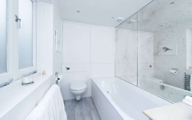 Stylish and Spacious 2BR House in Hammersmith